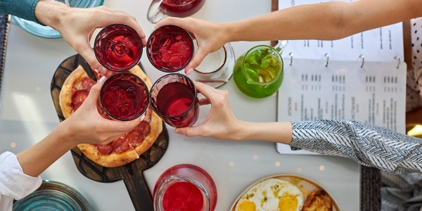 7 съвета как да не преяждаме и 3 продукта в помощ през празничните дни, препоръчани от нашите фармацевти